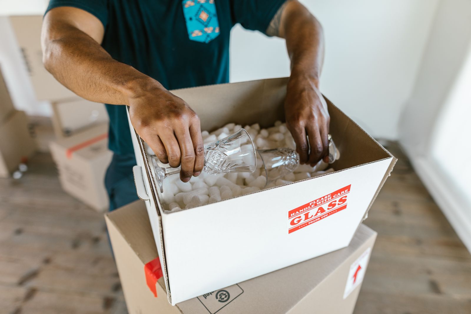 Sorgfältiges Verpacken von Glas beim Umzug